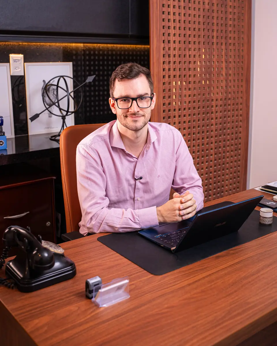 Dr. Rômulo Kunrath no consultório